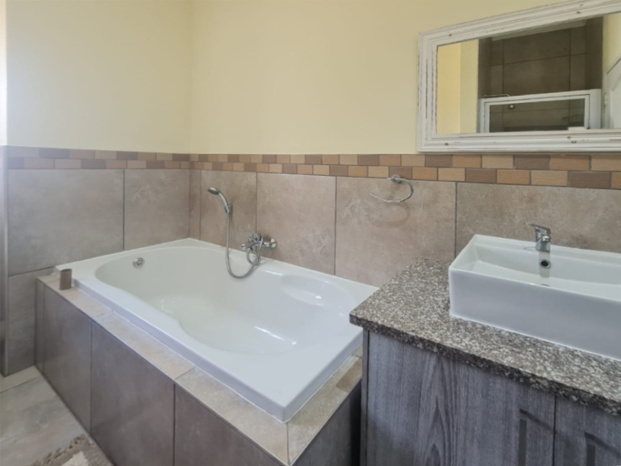 To Let 4 Bedroom Property for Rent in Melodie North West